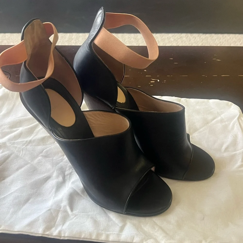 Givenchy Vintage Black and Gold Wedge Sandals - Picture 4 of 9